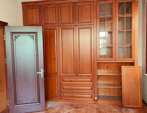 乐山中式家庭装修里定制的实木衣柜效果图